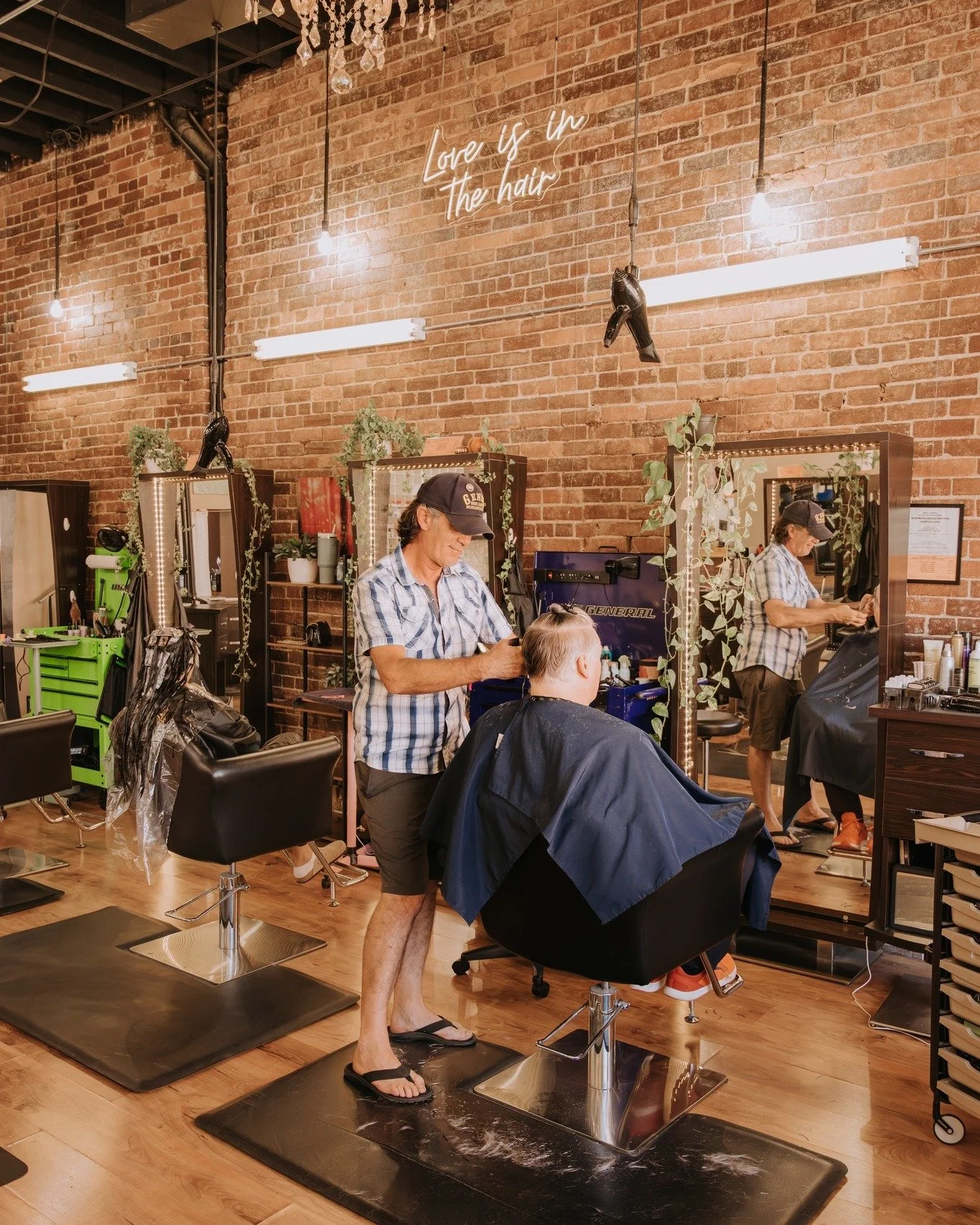 🥰🤙✨😎💈💇&zwj;♂️