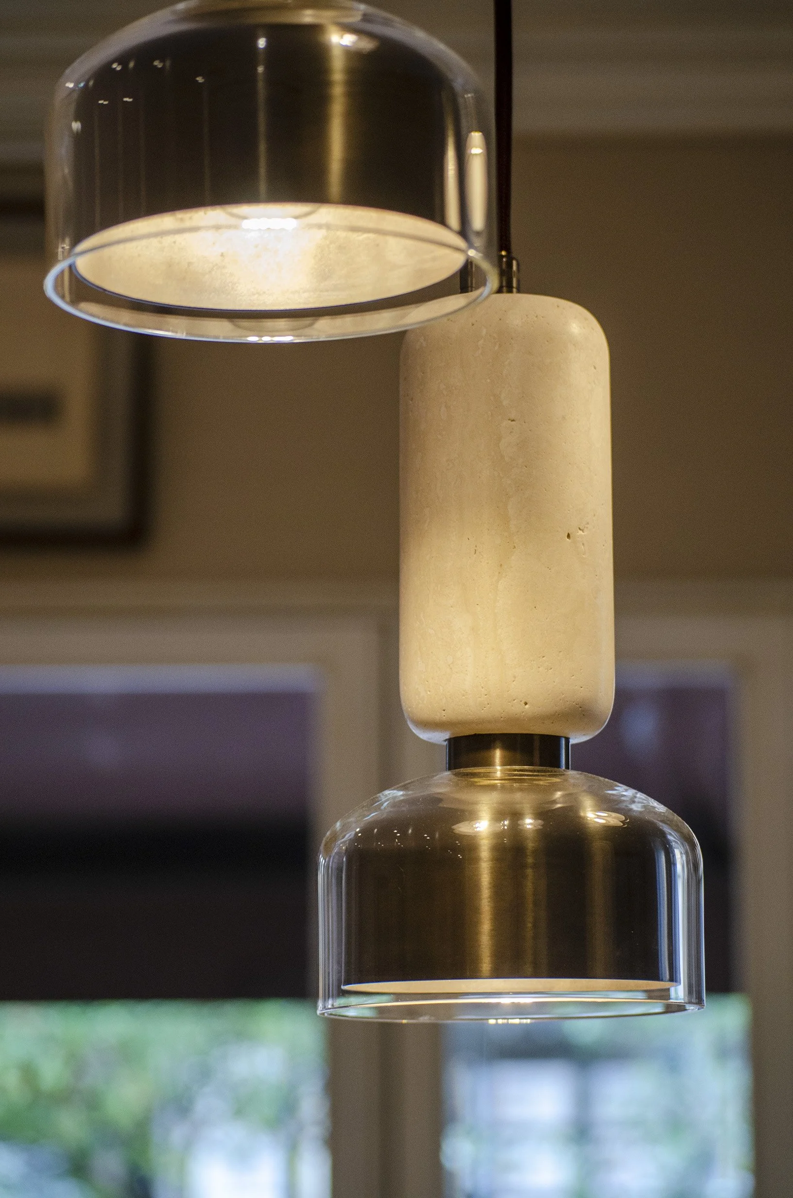 Dettaglio di un lustro a soffitto con luce soffusa.