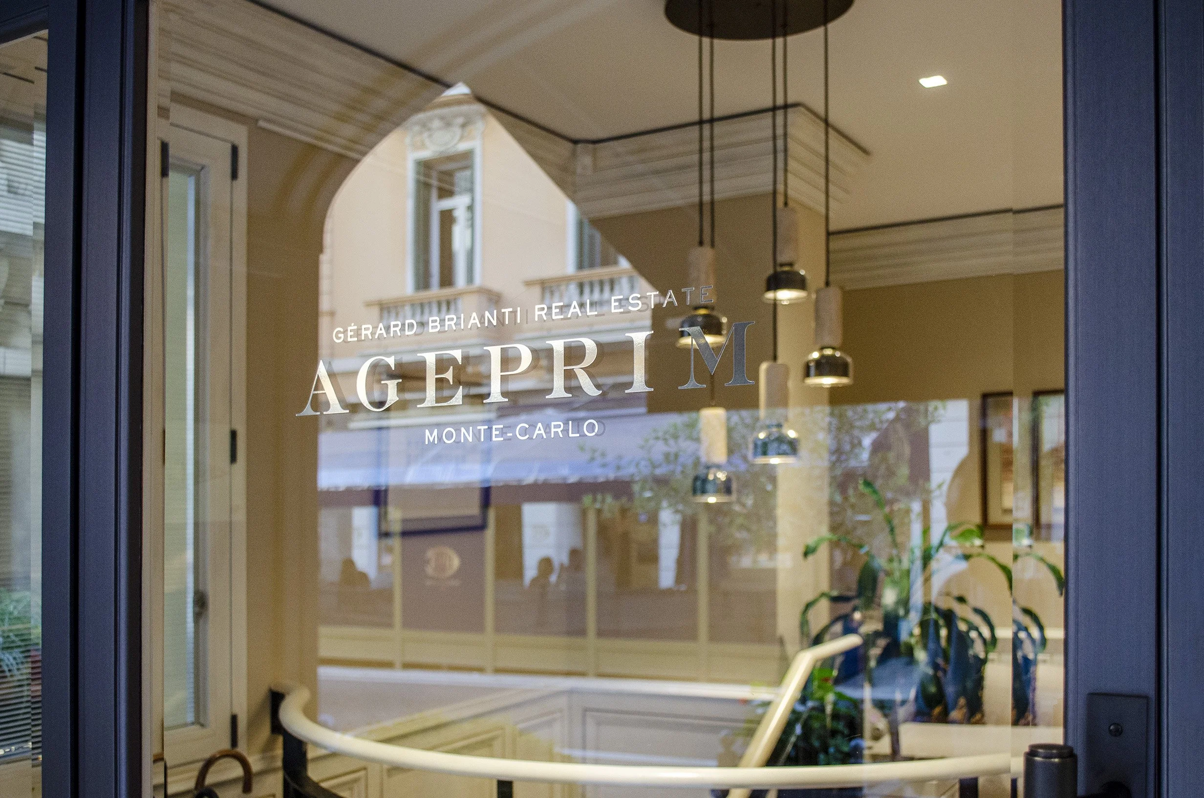 Vetrina dell'agenzia immobiliare Ageprim a Monte-Carlo.