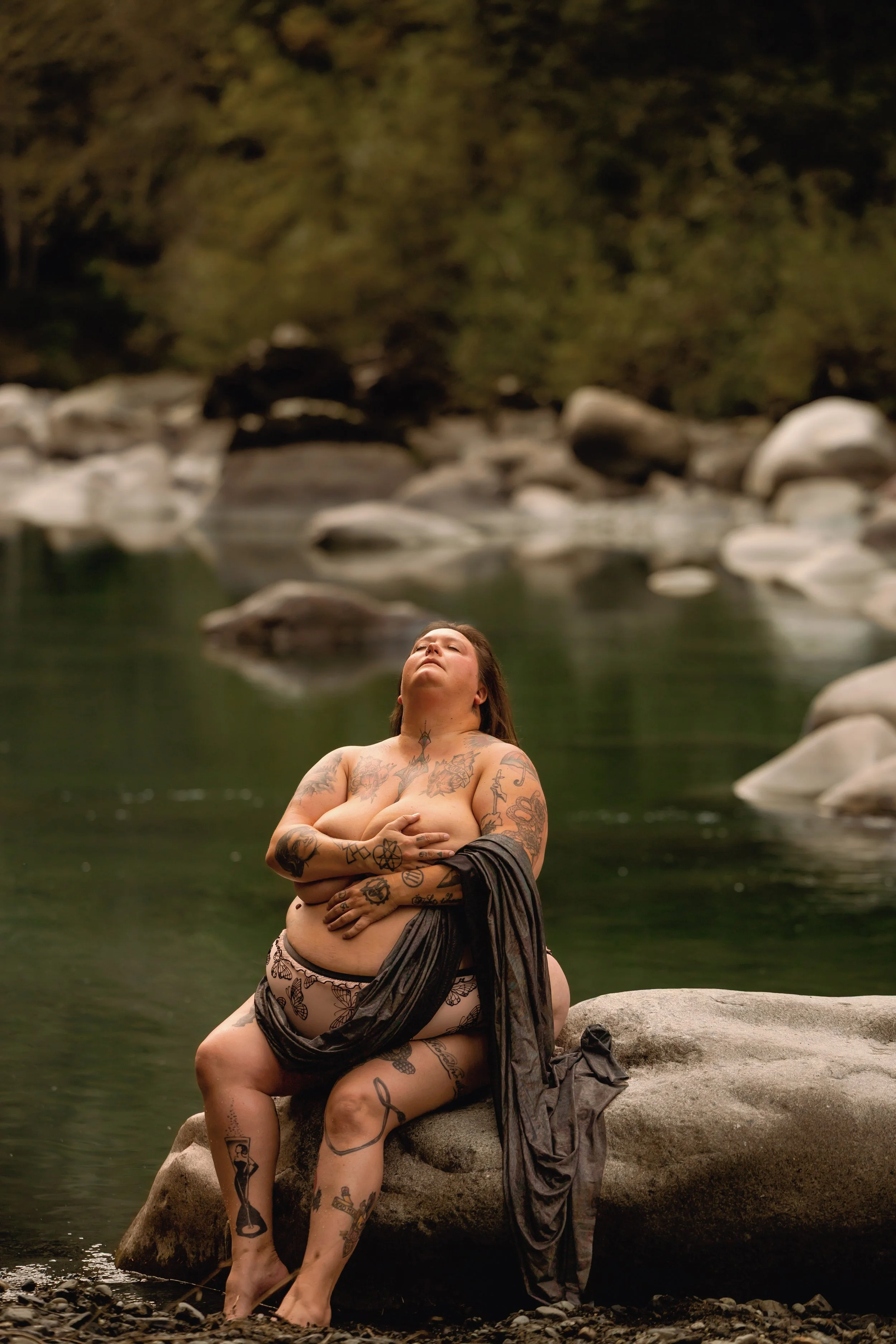 Laura-Brooks-Art-Plus-Size-Outdoor-Boudoir-Granite-Falls.jpg