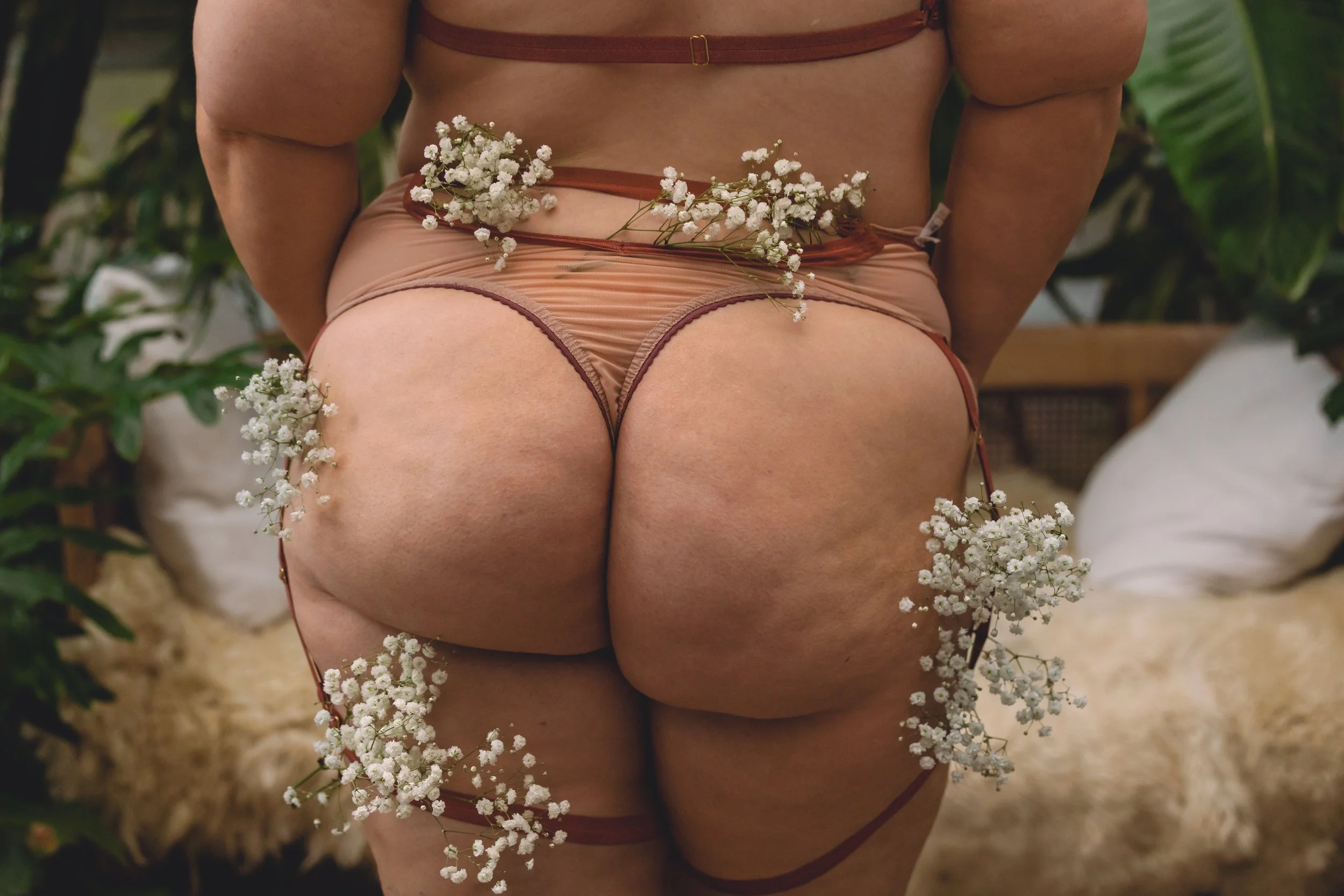 Laura-Brooks-Art-Flowers-Outdoor-Boudoir-Photography-Seattle.JPG