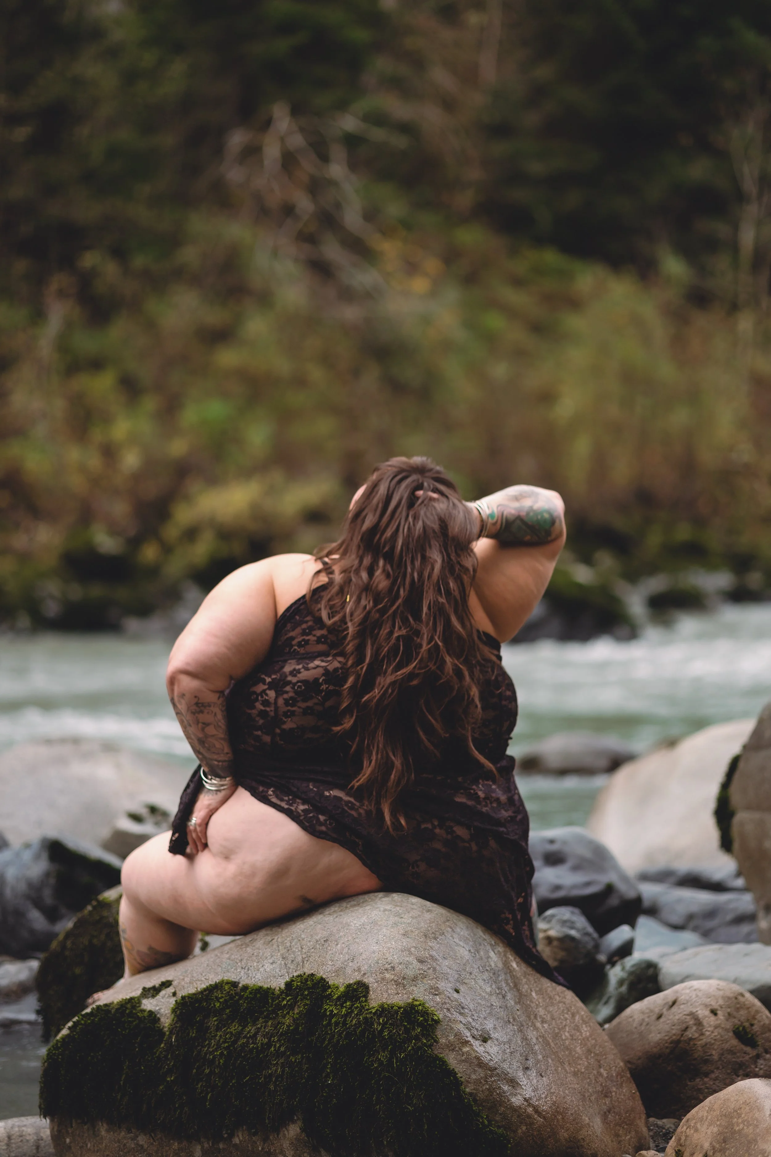 Laura-Brooks-Art-Water-Outdoor-Boudoir-Photography-Snohomish.JPG