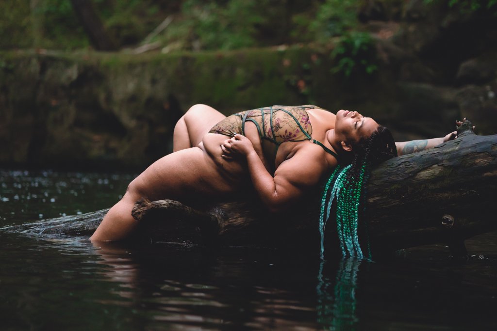 Laura-Brooks-Art-Water-Outdoor-Boudoir-Photography-Bellingham.jpg