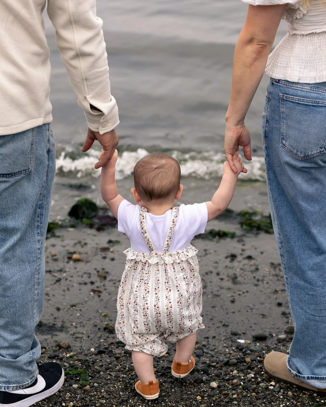 *Kids' faces are never shown on socials*

I have never met a more smiley baby before! We spent an hour and a half or so on the beach and it was such a giggle-fest the entire time. Talk about impressive! 

This sweet family truly embody affectionate a