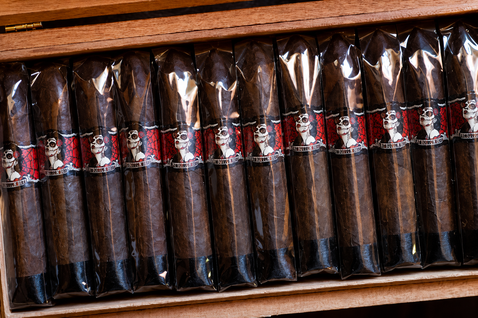 Leather Rose 4X43 Petite Corona Med-Full