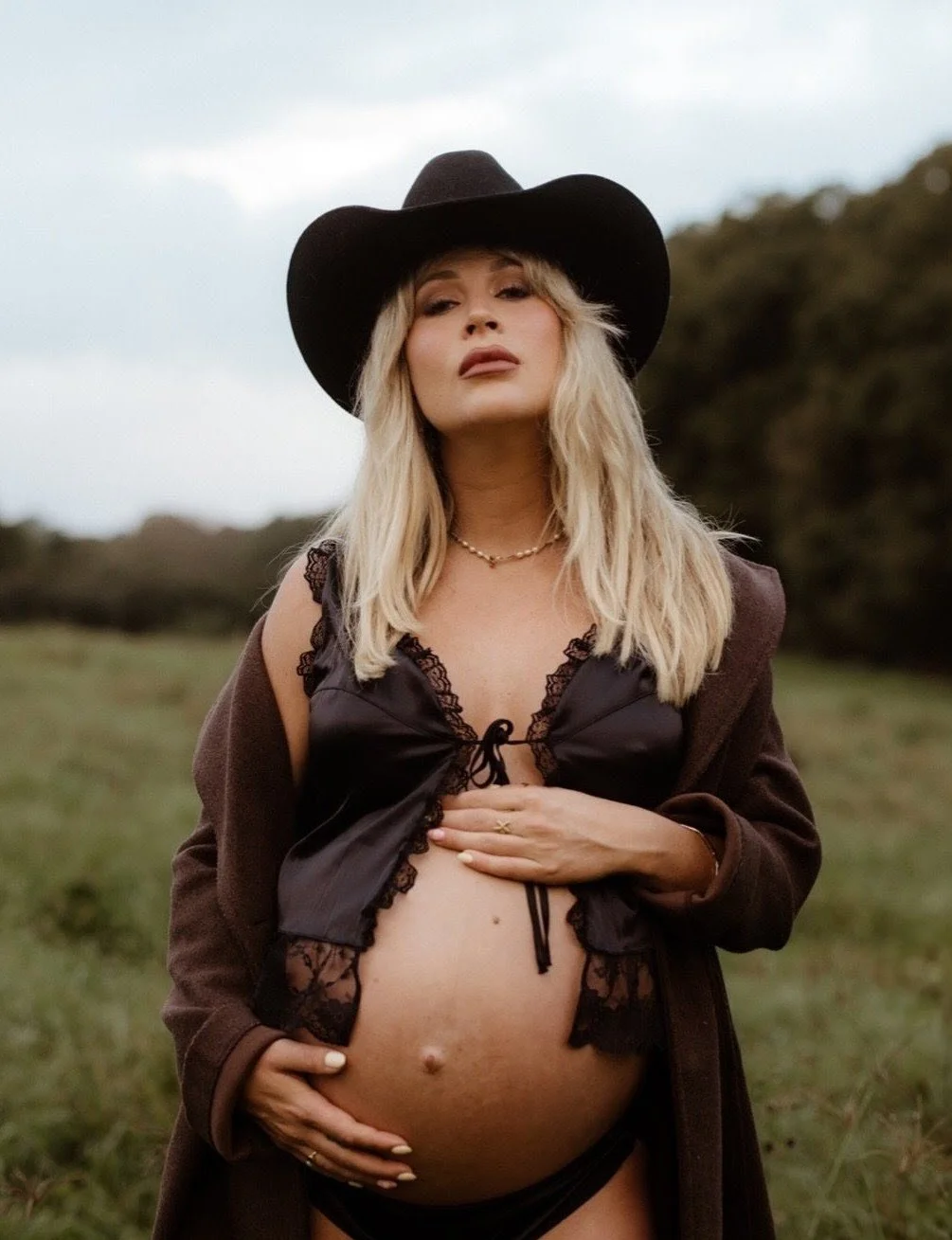 A MATERNITY EDITORIAL SHOOT IN BYRON BAY FOR A PHOTOGRAPHY RETGREAT MAKEUP BY KEIRA LEA