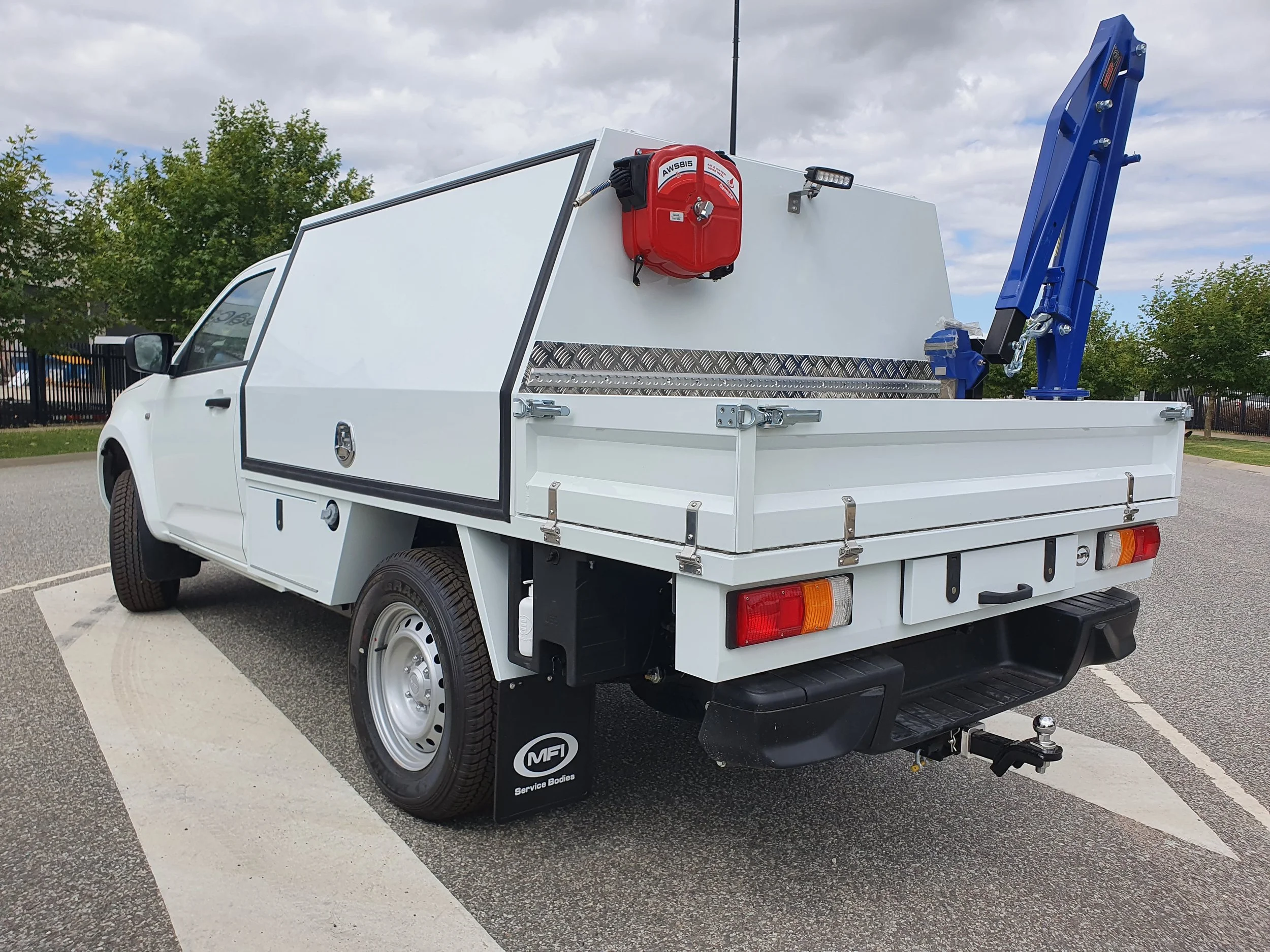 Advantages of a drop side tray service body