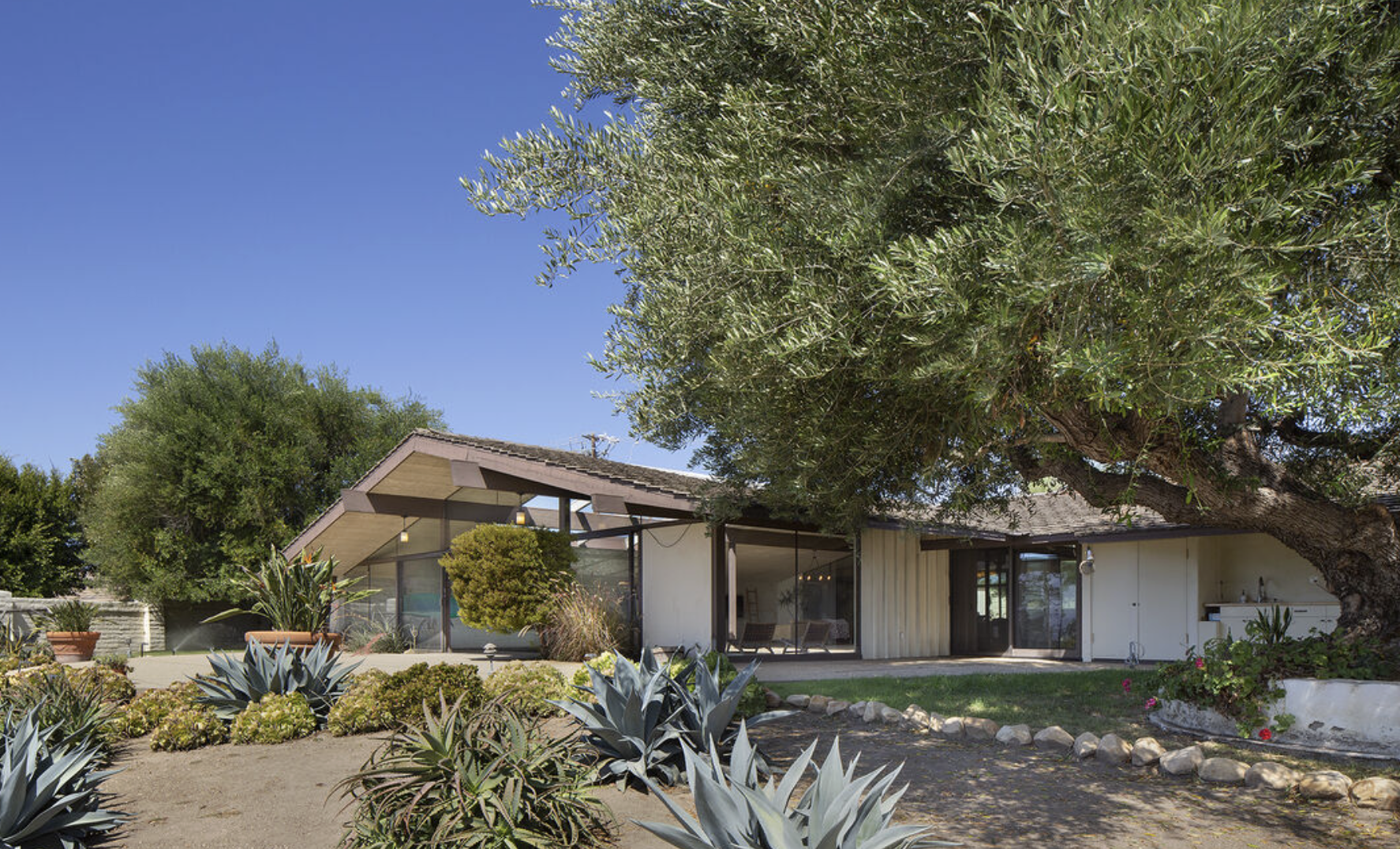 The 1963 Cliff May house at 87 Vientos Road in Las Posas Estates, Camarillo, Ventura County, with its glass-enclosed pool and ocean-facing hillside lot