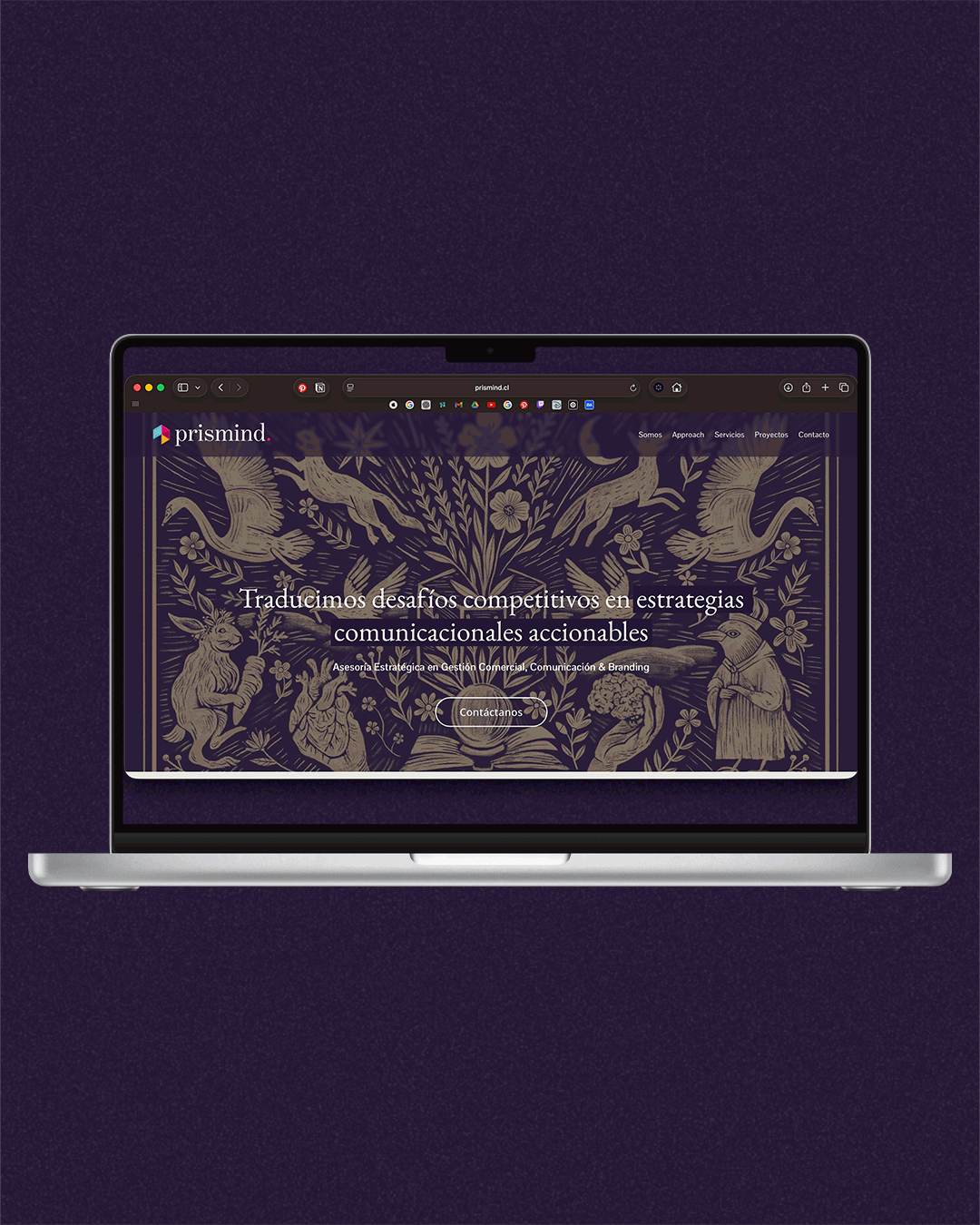 Captura de pantalla de la página web de Prismind en una laptop, mostrando un diseño con fondo oscuro, arte visual de animales y plantas, y texto en español.