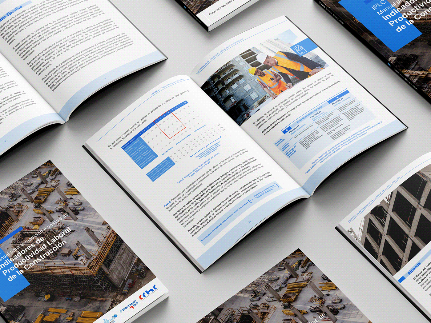 Brochure y manual con imágenes y gráficos sobre construcción y productividad laboral, mostrando un proyecto de construcción en desarrollo desde arriba y contenido textual y visual en páginas abiertas.