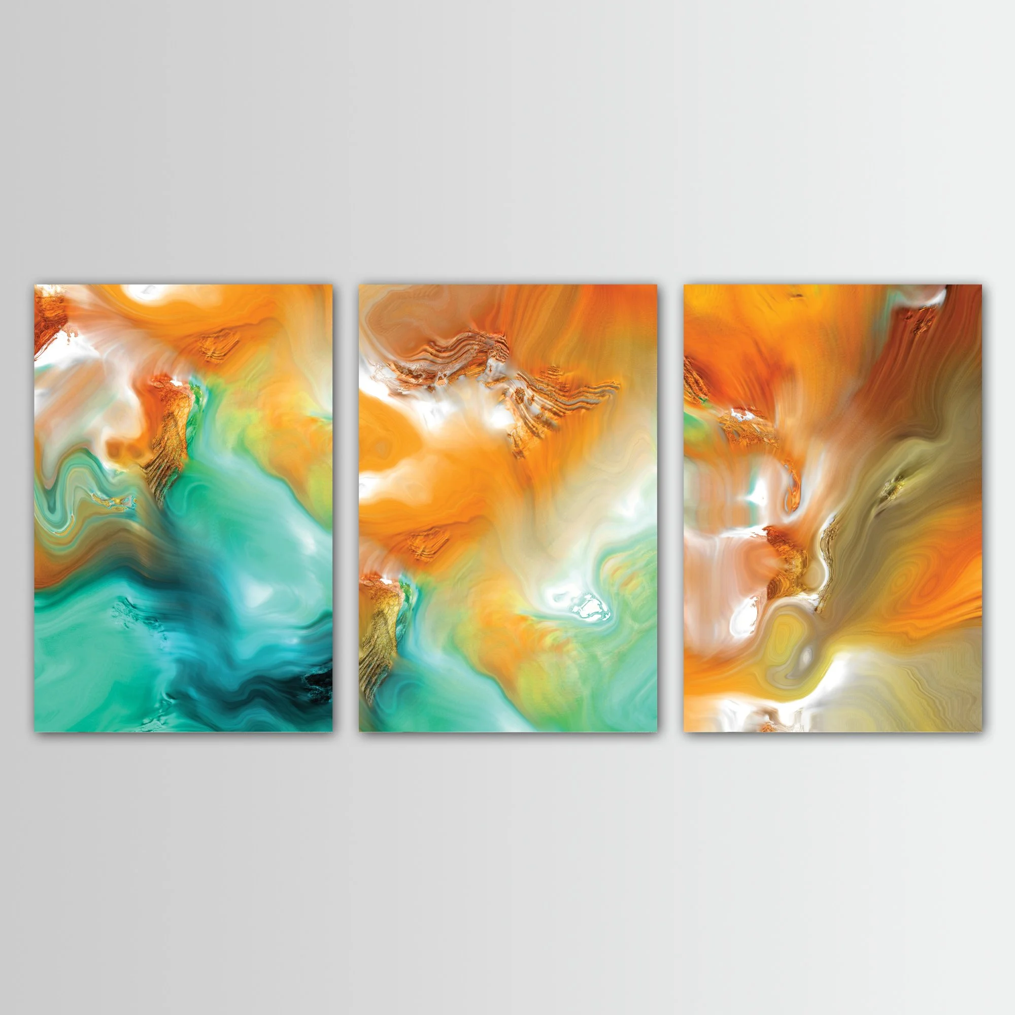 Tríptico de arte abstracto con texturas fluidas de mármol líquido en tonos vibrantes de naranja, ocre y verde azulado, y formaciones cristalinas sobre un fondo luminoso; enmarcado y listo para colgar.