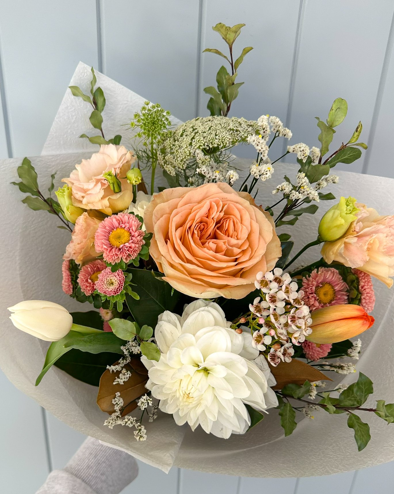 reverie-blooms-peach-rose-white-dahlia-bouquet.jpg