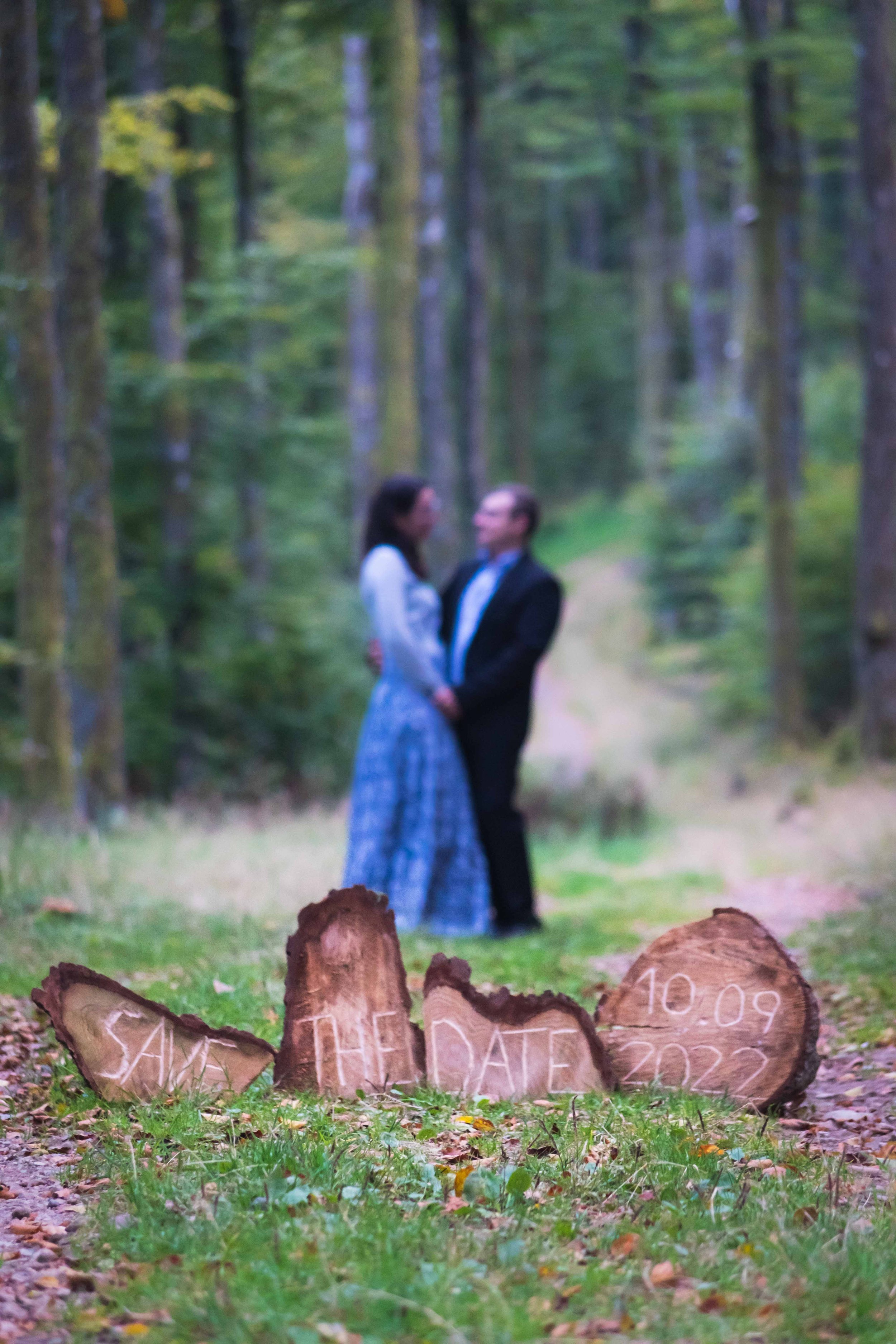 Apolline and Lucas engagement shooting : one very nice way to announce the date!