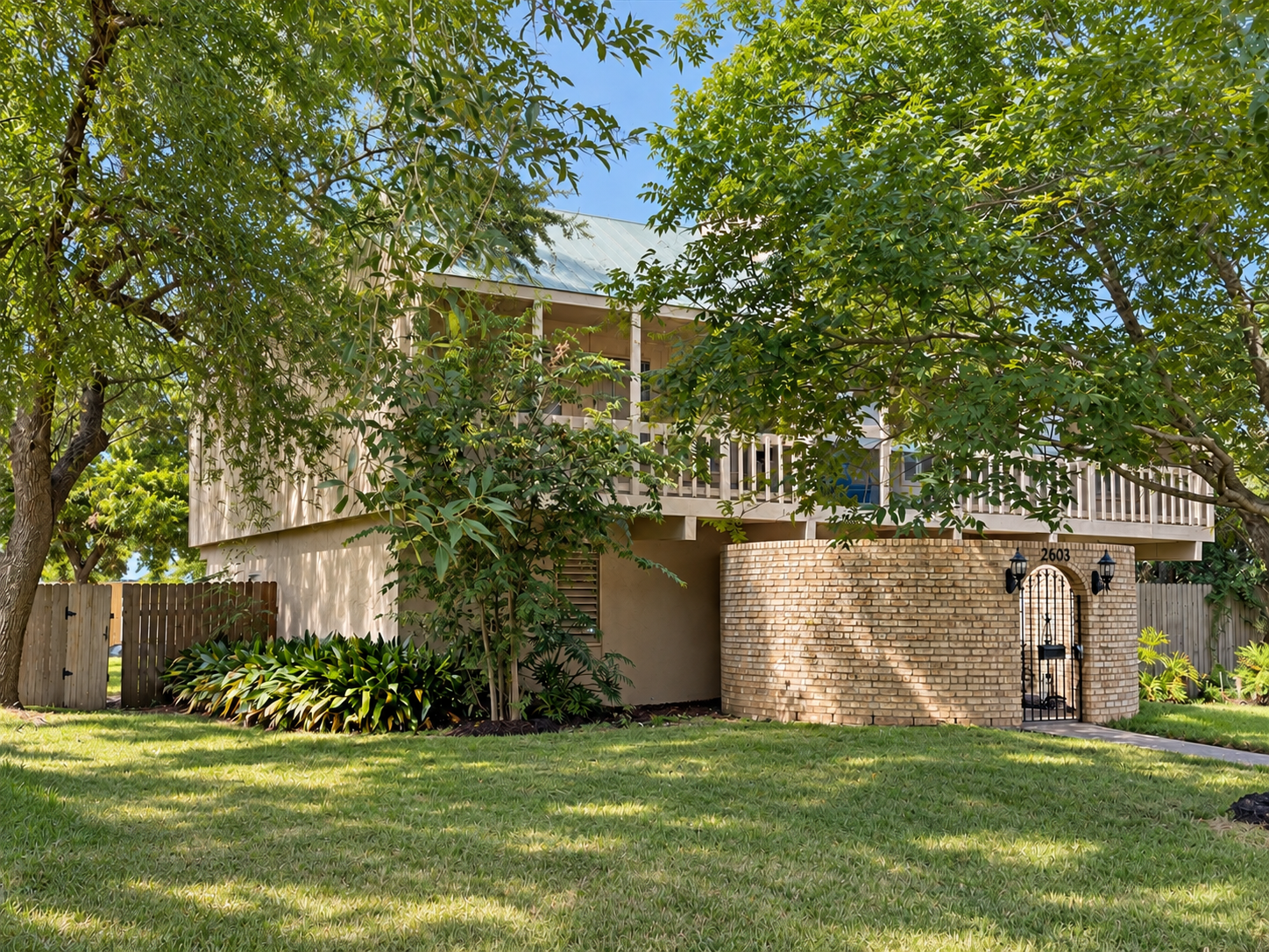 LISTING PHOTO LEFT SIDE OF HOUSE.png