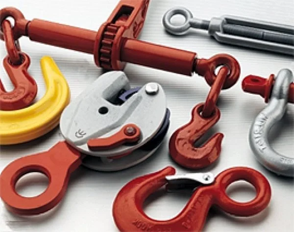 Snap hooks, carabiners, e ancoraggi di sicurezza per il sollevamento, in diversi colori e materiali.