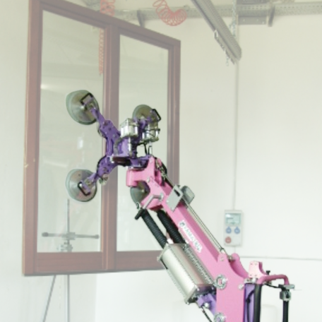 Robot industrial rosa e viola con bracci articolati in un laboratorio