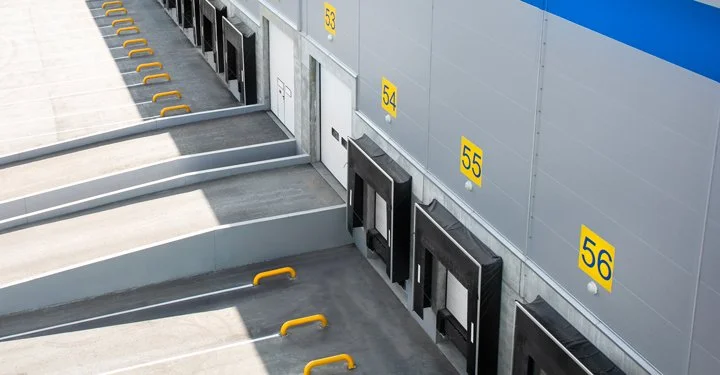 Manutenzione delle Baie di Carico e Piattaforme Elevatrici: Sicurezza, Efficienza e Normative