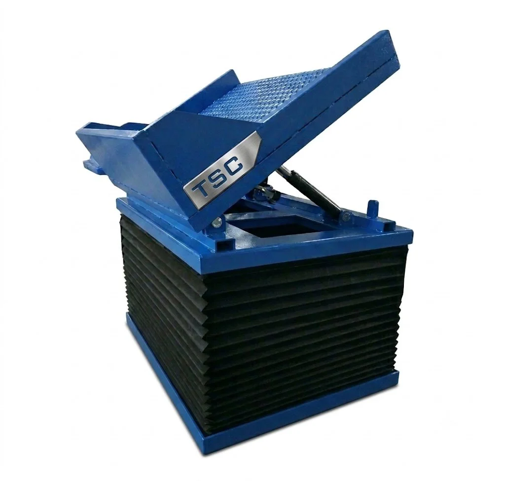 Una compressa idraulica blu con rivestimento nero, usata per test di forza o calpestio, con le lettere TSC sulla parte superiore