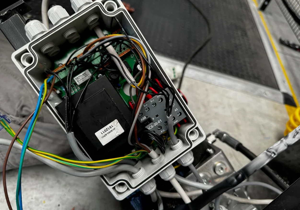 Interno di un contenitore di un dispositivo elettronico con circuiti, fili e componenti elettronici.