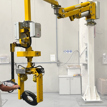 Robot industrial giallo e bianco con bracci articolati in un ambiente di fabbrica.