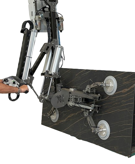 Robot con struttura meccanica e controlli, solleva una lastra di marmo o pietra posizionata verticalmente.