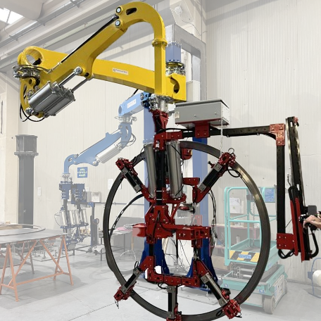 Robot industriale con bracci meccanici in un ambiente di fabbrica.