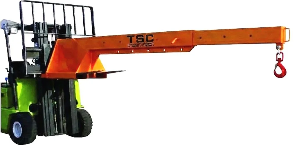 Carrello elevatore con braccio di estensione arancione e gancio rosso, usato per sollevare e spostare oggetti pesanti.