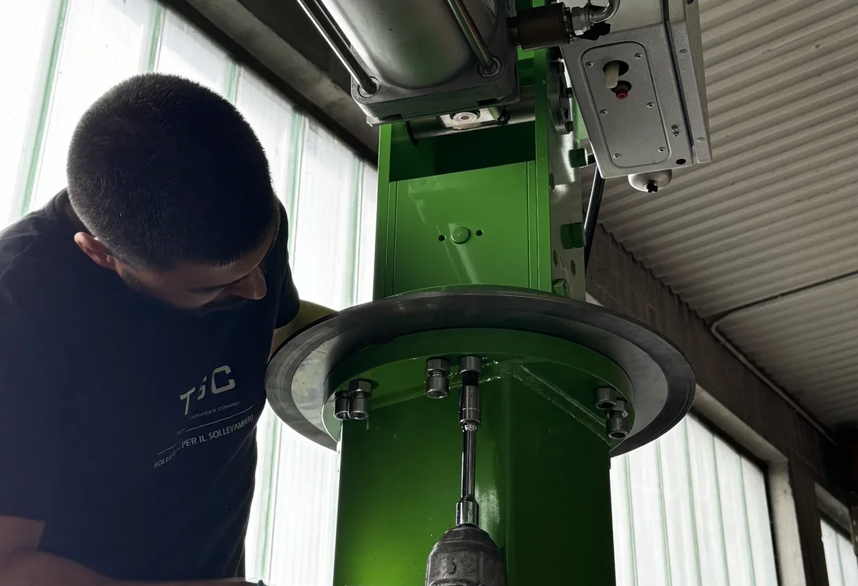 Tecnico TSC opera su un Manipolatore Industriale INDEVA