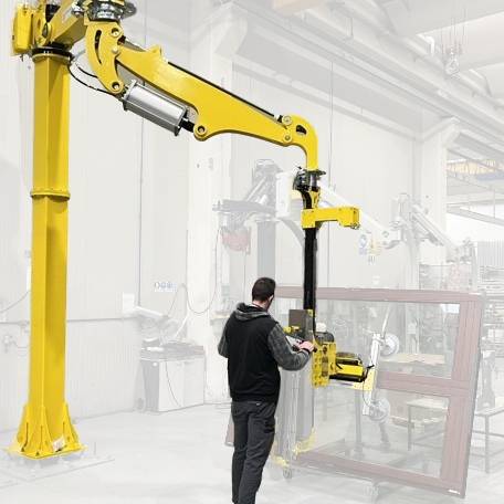 Operatore controlla un robot industriale giallo mentre manovra una finestra in un ambiente industriale.
