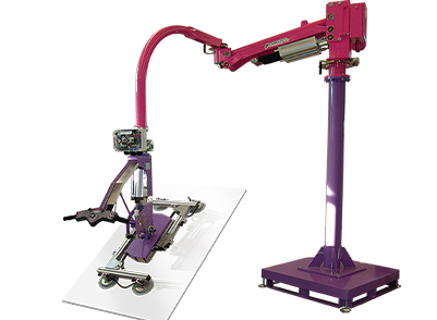 Robot industriale con braccio estendibile e piattaforma di supporto, usato per applicazioni di automazione e saldatura.