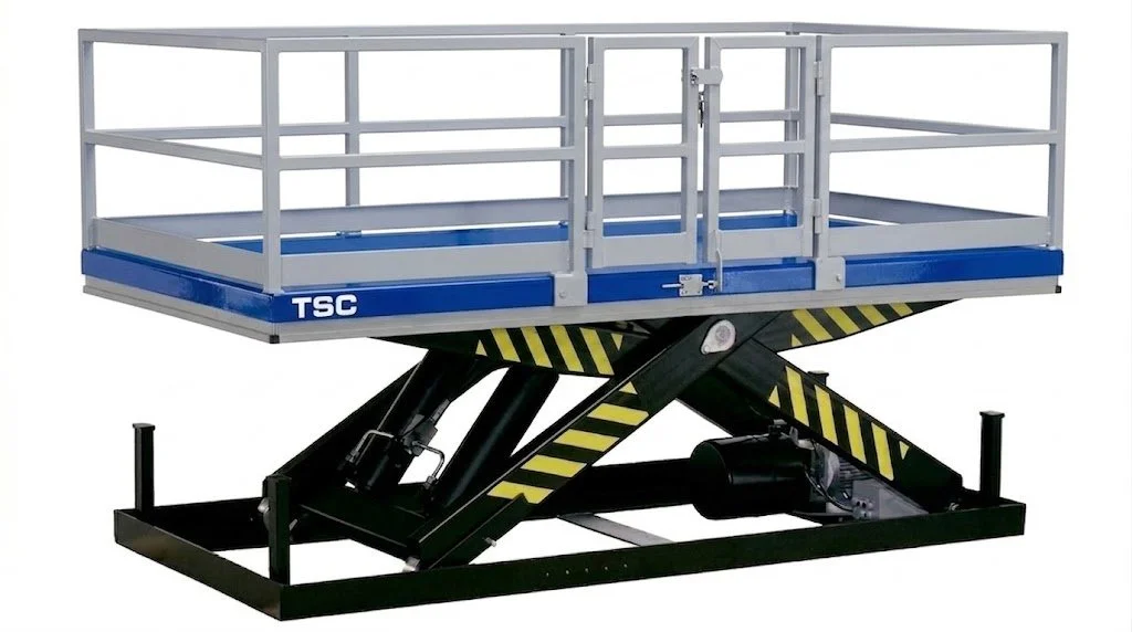 Piattaforma elevatrice con base nera, struttura con strisce gialle e nere, e un piano di lavoro con recinzione di metallo azzurra, usata per lavori in altezza.