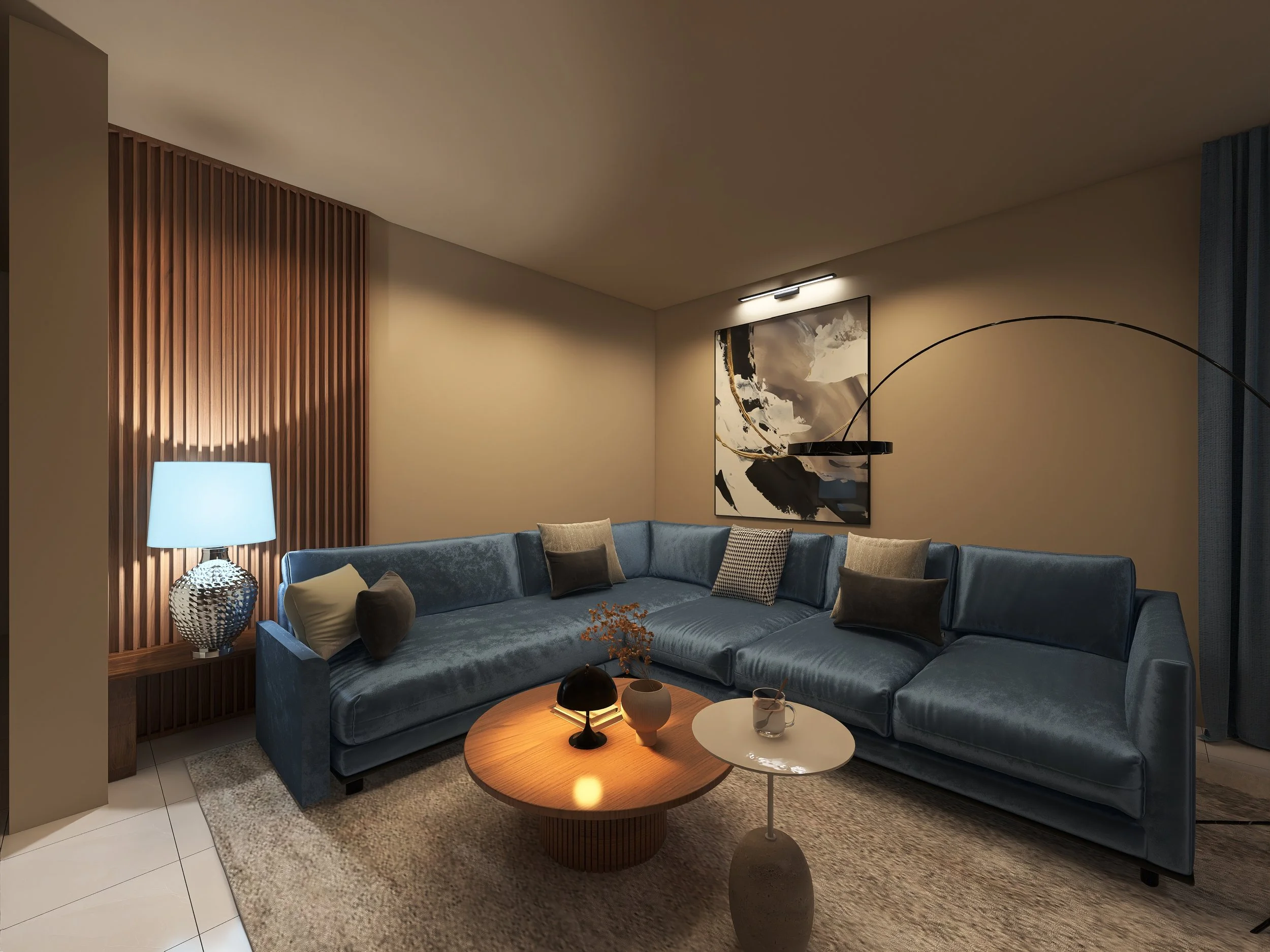 Modernes Wohnzimmer mit blauer Couch, abstrakter Wandkunst, Holz- und Textil- Dekoration, Stehlampe, kleine Beistelltische und Teppich.