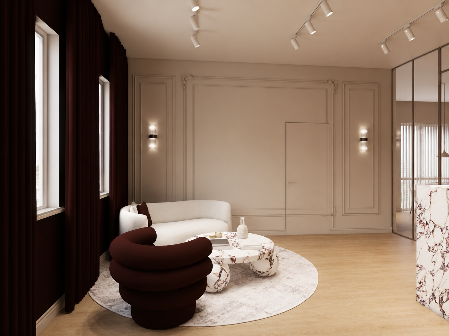 Moderner, eleganter Wohnraum mit weißen Sofa, rotem Sessel, Marmortisch, dunklen Vorhängen und großen Fenstern mit vertikalen Jalousien.