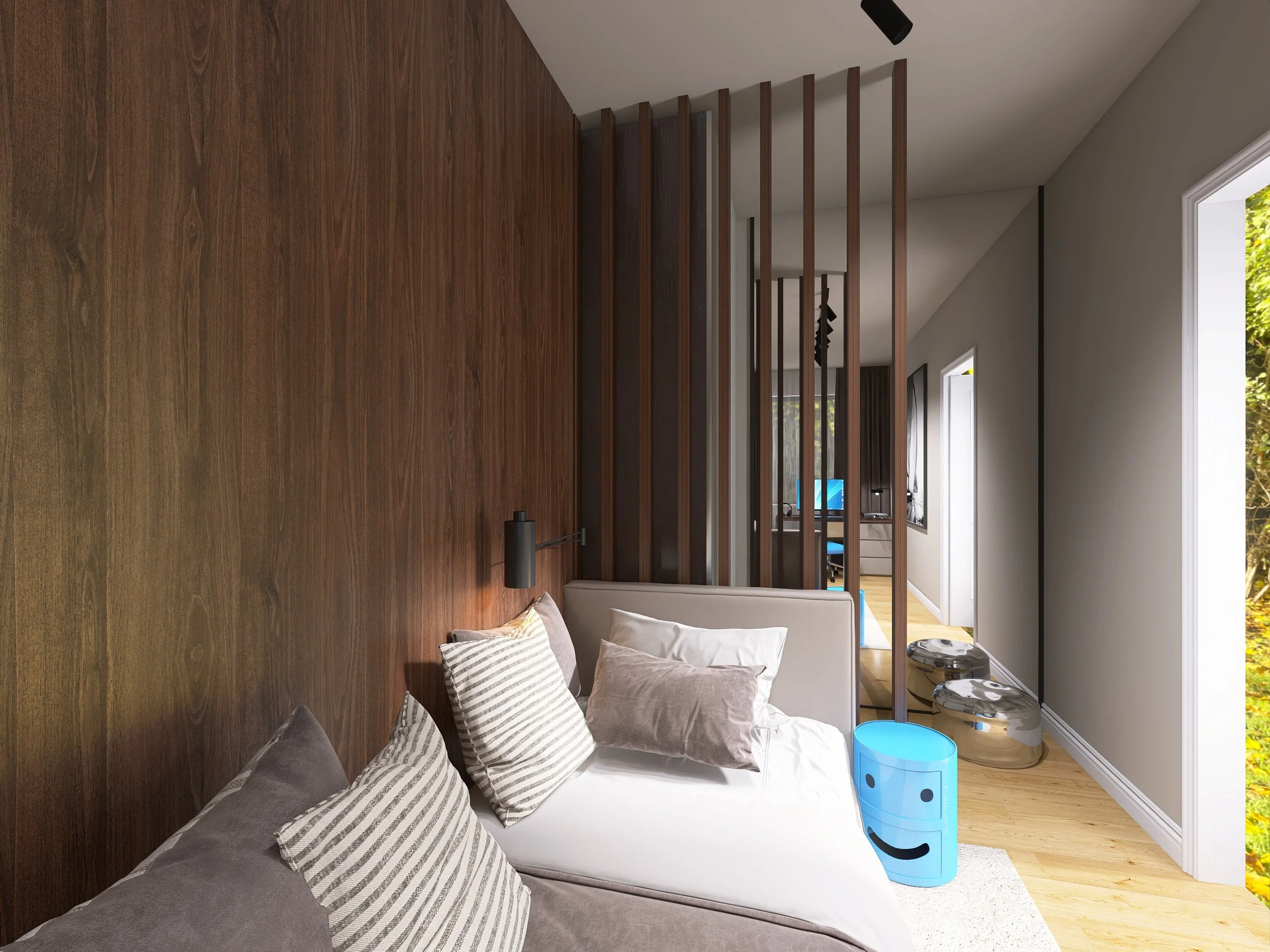 Ein Schlafzimmer mit Holzvertäfelungen, einem weißen Bett mit Kissen, einer Wandleuchte und einem modernen Raumteiler aus Holzlamellen, mit Blick auf einen Raum mit einem Schreibtisch, einem Fernseher und großen Fenstern mit Blick nach draußen.