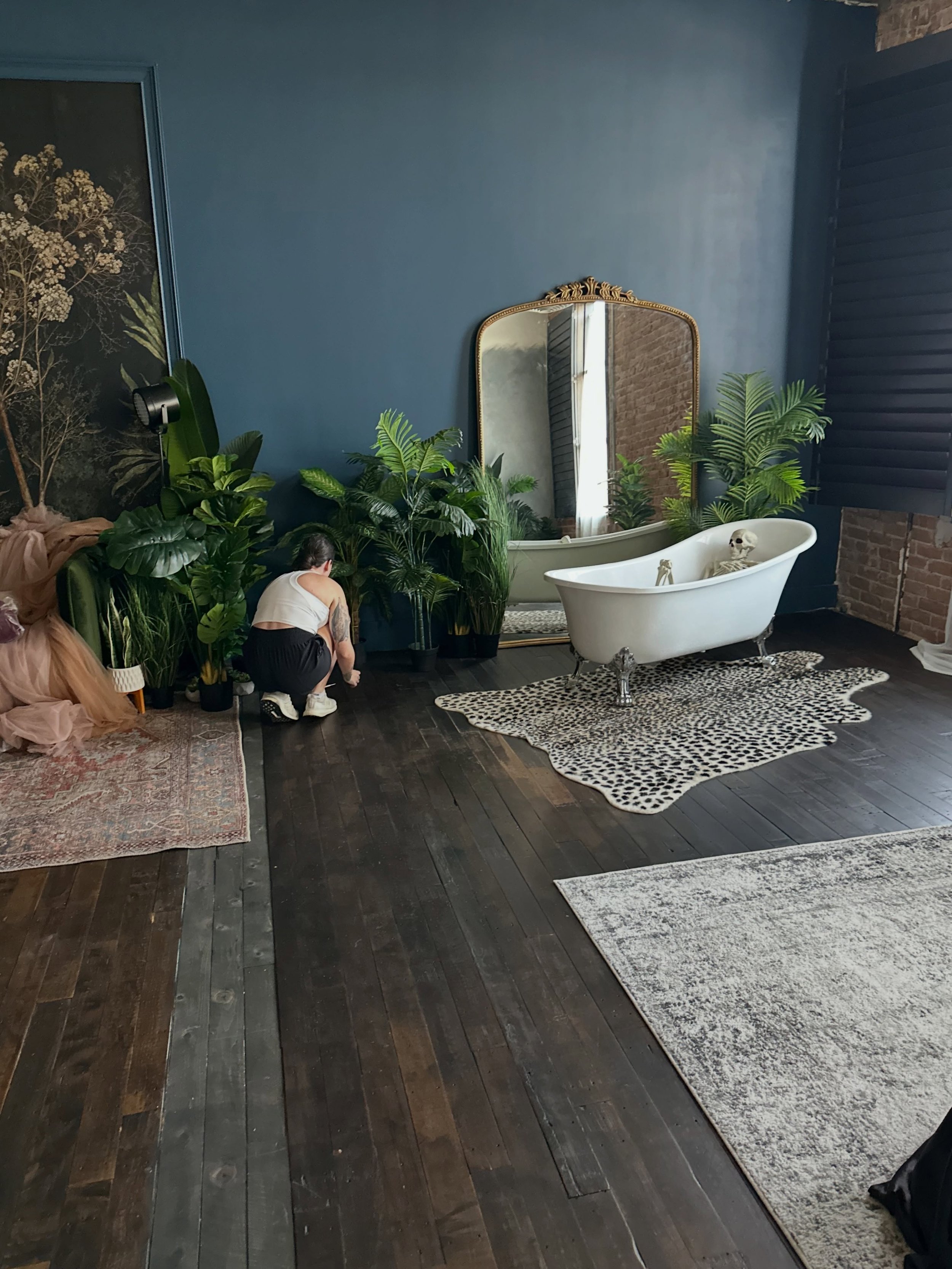 Moved the mirror today with the help of my forced employee/content creator! Aka my husband 😂 I thought he was taking video but apparently he wasn&rsquo;t so he wants to know if he passed the test so what do we think? 🤣🤣🤣

Photoshoot tomorrow to t