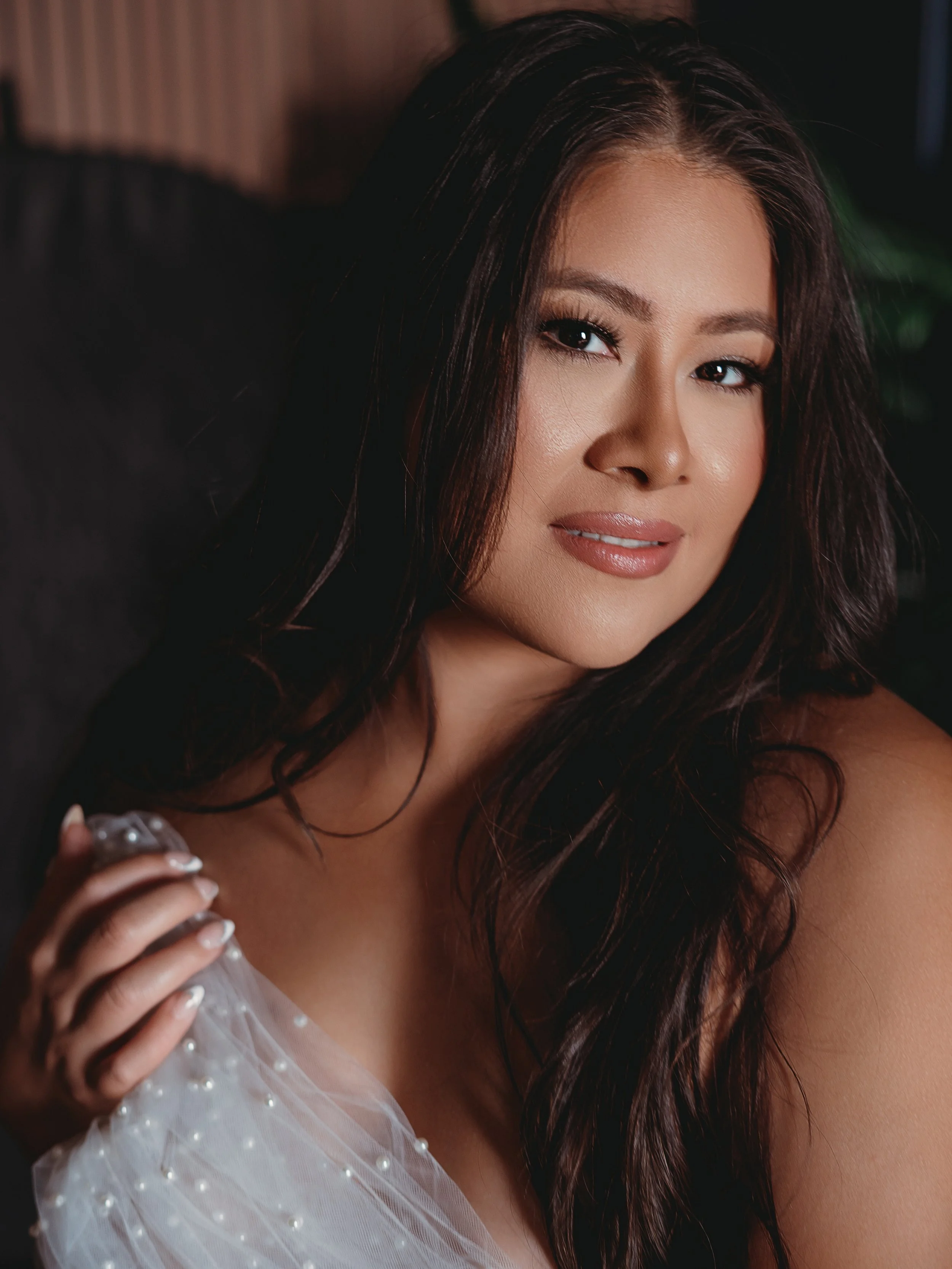 What should you bring if you want bridal boudoir?

- veil
- garter
- white lingerie
- something blue
- wedding heels 

Or any other detail you want him to see during the ceremony that will help flash him back to the gift you gave hik@before the show 