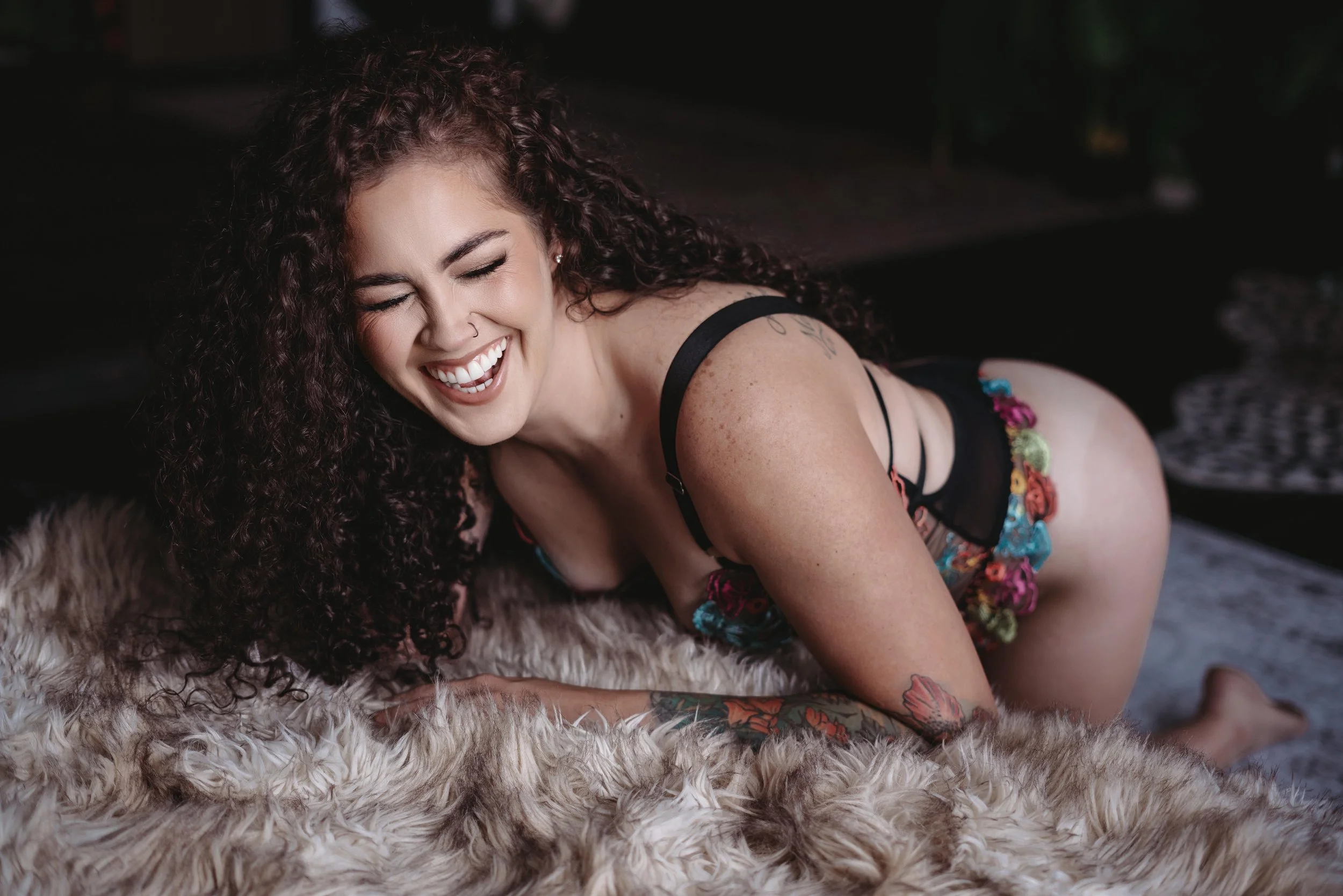 boudoir photographer in mesa az shows smiling client