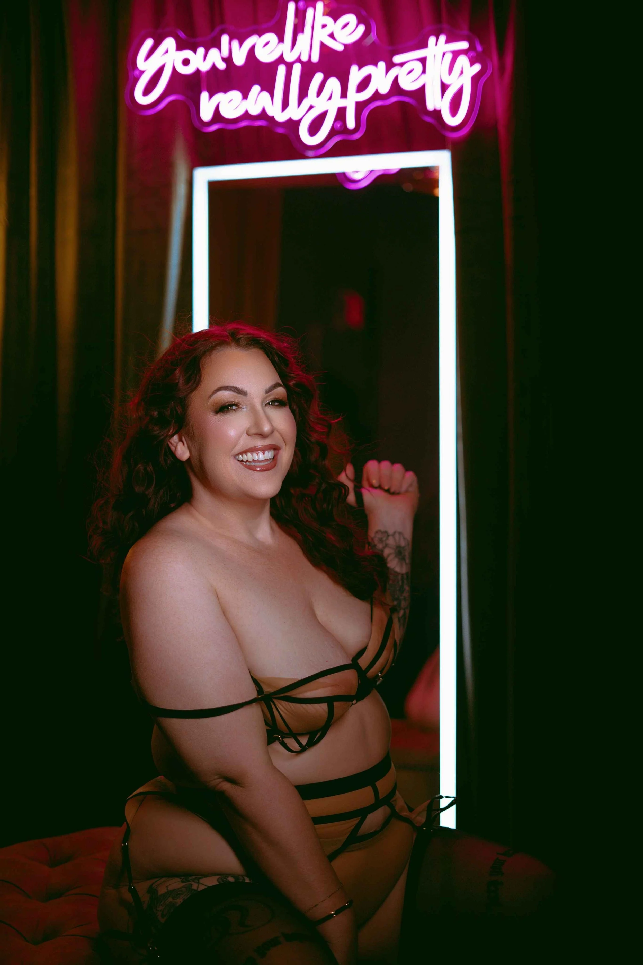 boudoir photographer in phoenix az shows smiling client