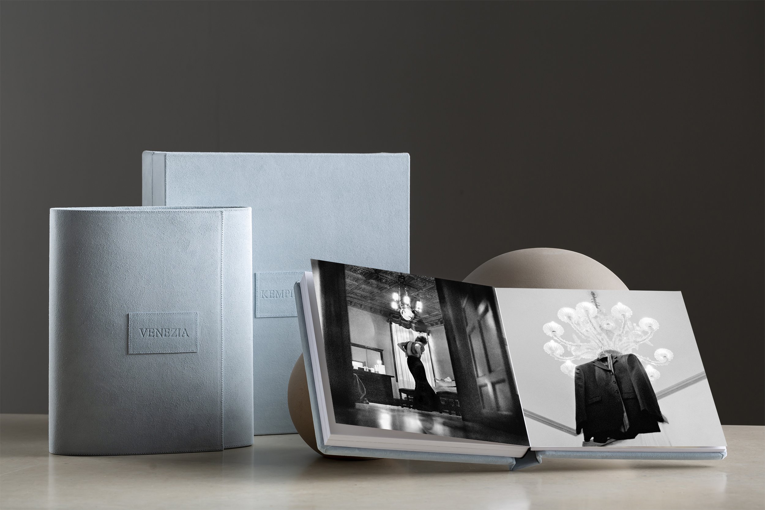 FINE ART ALBUM/ALBUMS & BOOKS
Our fine art albums, albums and books combine timeless elegance with understated simplicity. Luxurious covers, exceptional craftsmanship and beautifully designed pages create a treasured keepsake that brings your most sp