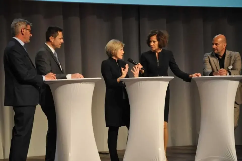 57342dc167654_podium.webp