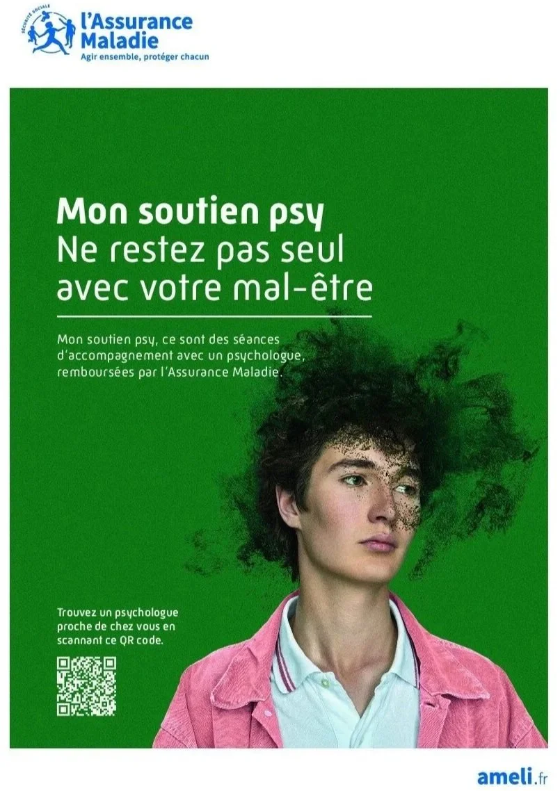 Affiche verte de l'Assurance Maladie avec une jeune femme aux cheveux bouclés noirs, portant une veste rose et une chemise blanche, évoquant le soutien psychologique. Texte en français sur l'importance de ne pas rester seul face au mal-être avec un QR code pour trouver un psychologue proche.