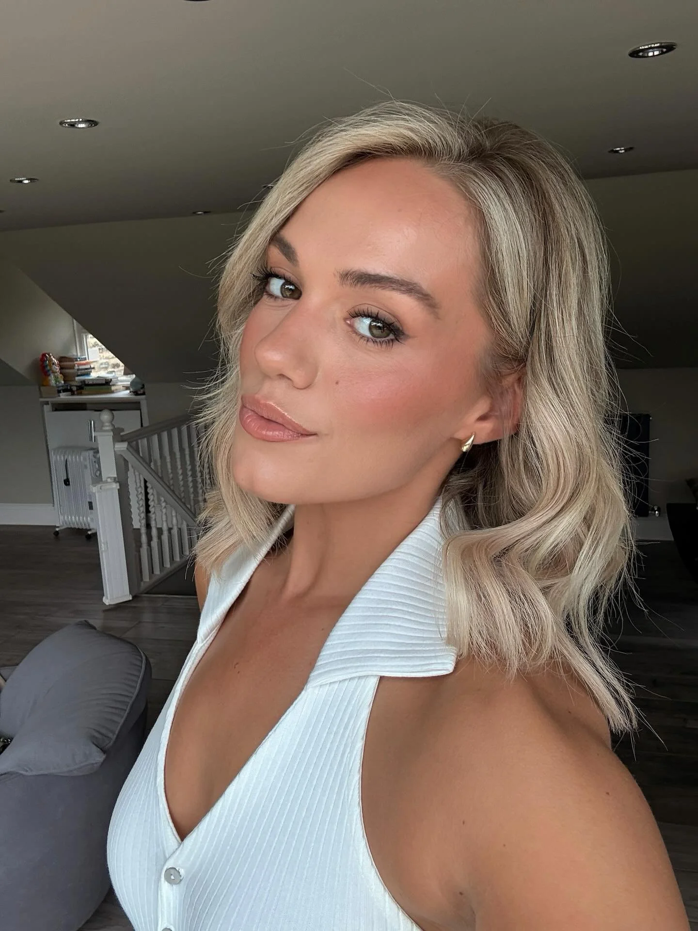 Glam on myself for a change 💋

&bull; SKIN &bull;

@laneige_uk  glowy makeup serum 
@laneige_uk water bank moisturiser 
@milk hydro grip primer 
@narsissist light reflecting foundation in Santa Fe 
@narsissist radiant creamy concealer in custard 
@c