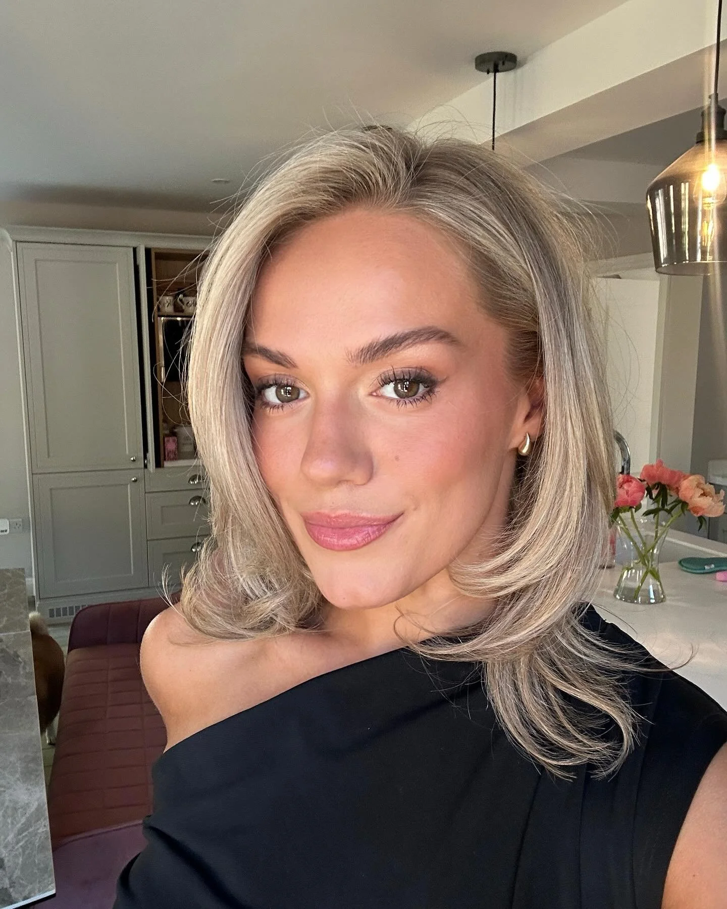 Makeup on Moi ✨

We all know I  love my matte eyes but sometimes I do like to add a little shimmer on my inner corners to really brighten up my eyes 

&bull;EYES&bull;

@makeupbymario - master mattes palette 
@makeupbymario - soft glow highlighter in