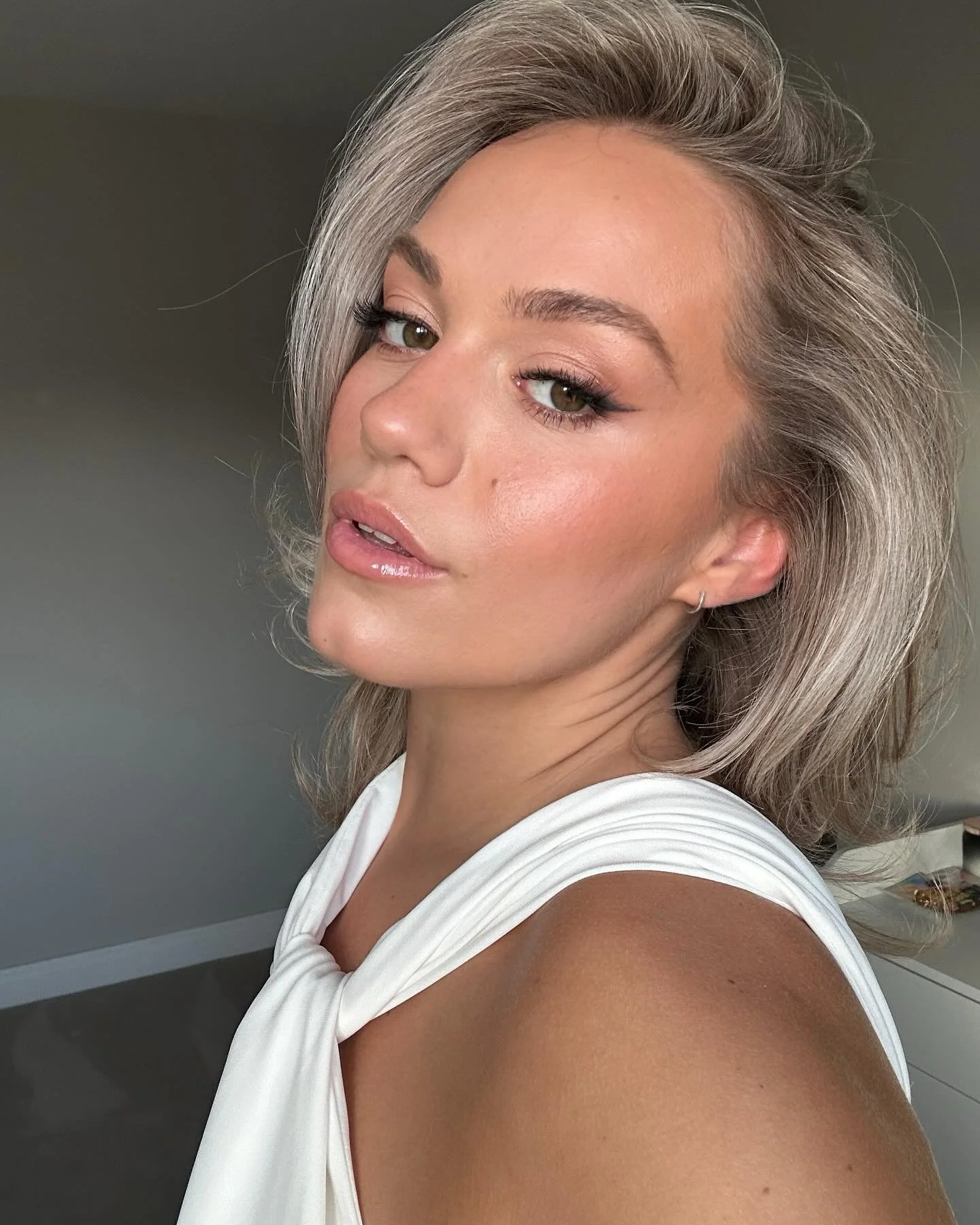 Date Night Glam 🤍 &hellip;With valentines coming up I thought I would do my own soft glam for a change using some of my favourite products and changing my lip combo for a change haha 

EYES 

 @charlottetilbury - pillow talk palette 
@vievemuse -pow