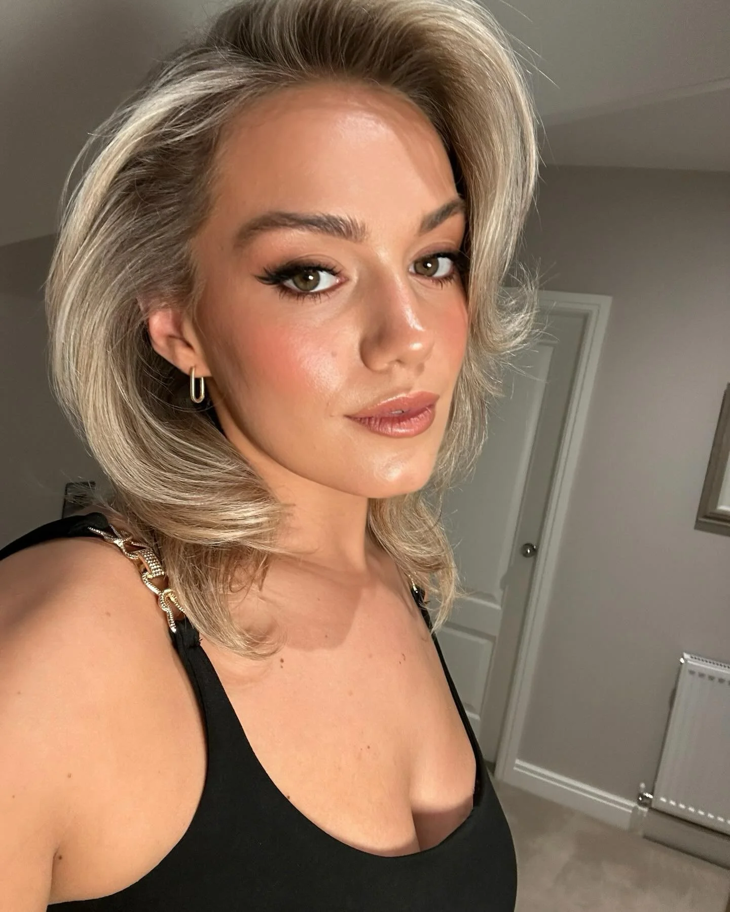 Done my own glam for once using some of my favourite products from @vievemuse 
 
SKIN
Vieve skin nova 
Vieve skin dew 
Vieve skin nova complexion balm in shade 230 medium neutral 
Vieve modern radiance concealer in shade  medium 1 
Vieve Sunset blush