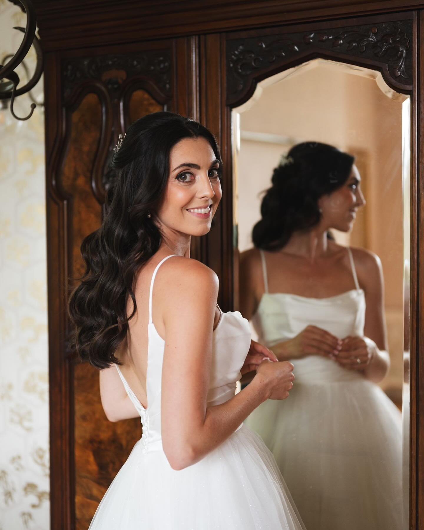S&ocirc;phia 🤍 

Just stunning&hellip; I had a lovely morning doing Hair &amp; Makeup on s&ocirc;phia and her bridal party at @rivingtonhallbarn 

Photography @daisybell_photography