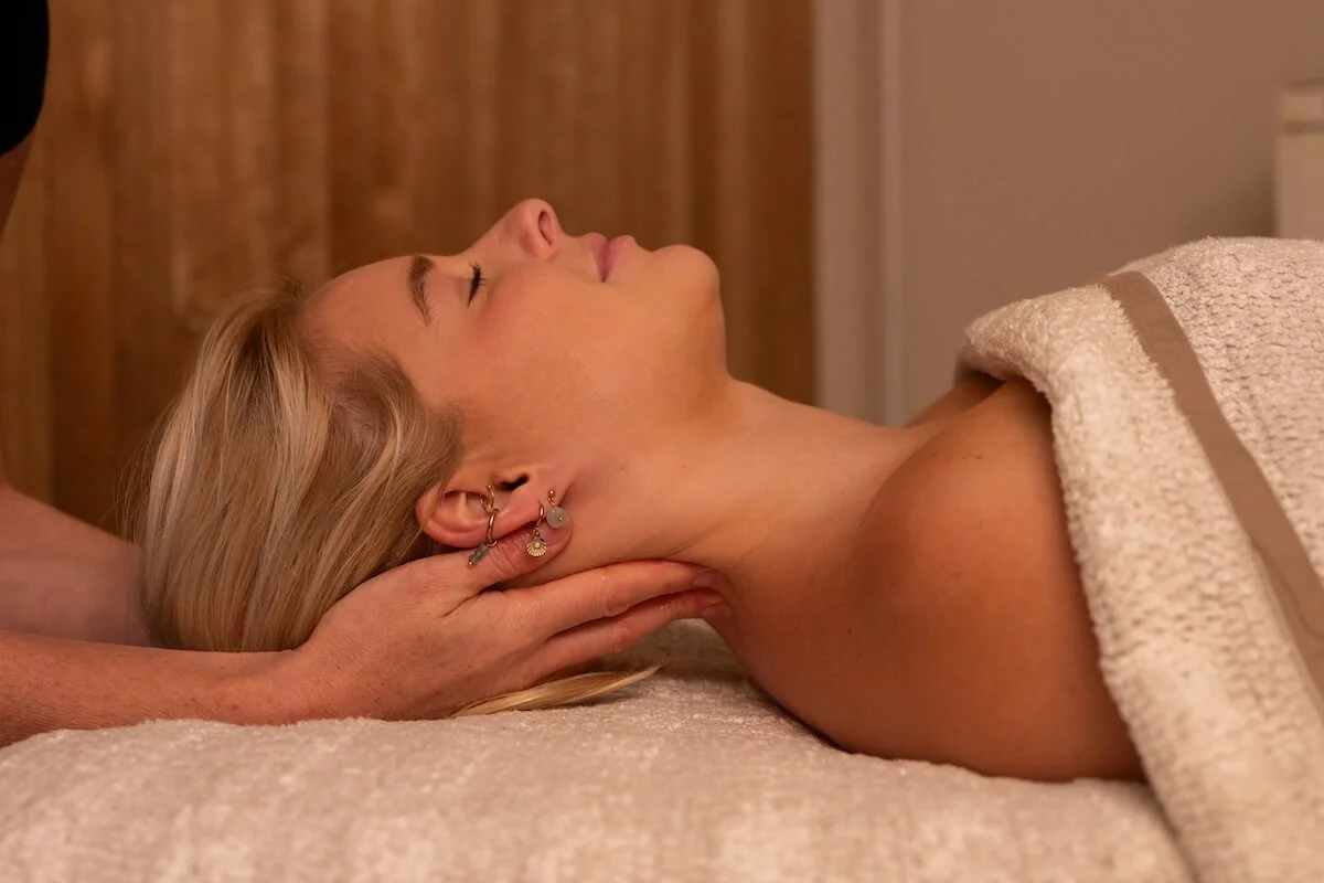 relaxing-neck-massage-therapy.jpg