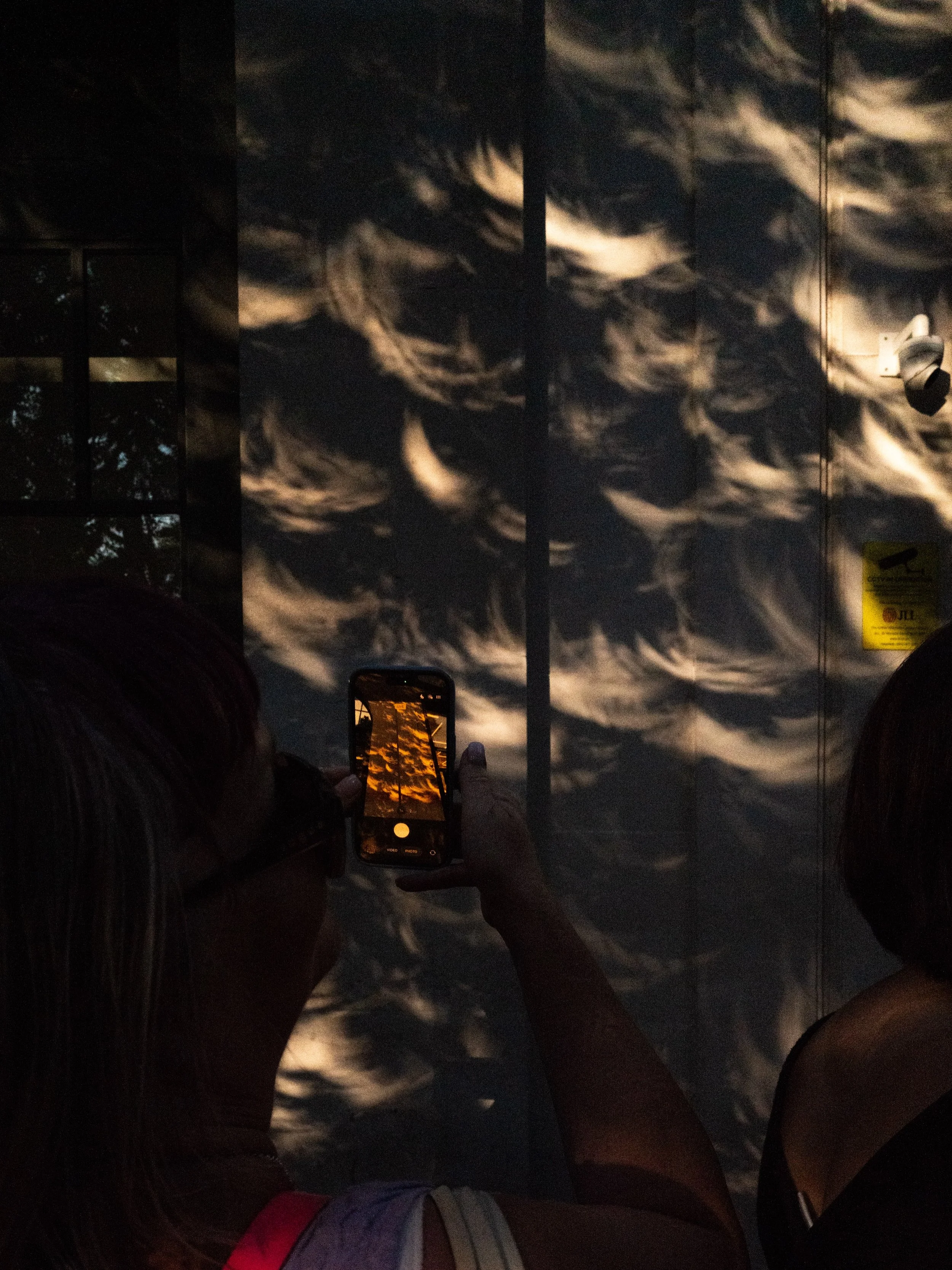 &ldquo;The eclipse is happening early!! Oh wait&hellip; that&rsquo;s the shadow of my head.&rdquo; 
-overheard at Soho Square 😂😅
.
.
.
.
.
#solareclipse #solareclipselondon #solareclipse2026 #londonstreetphotography #streetphotography 

The dappled