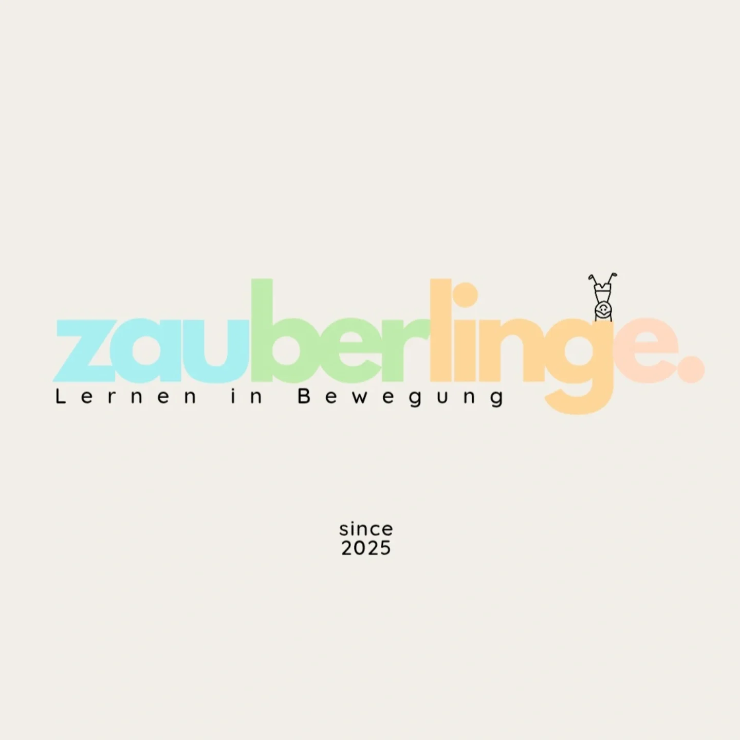 Grafik mit bunten Wörtern: 'zauberlinde' in großen Buchstaben und 'Lernen in Bewegung' darunter, mit einer kleinen Zeichnung eines lachenden Kindes, das kopfüber hängt. Text 'since 2025' unten.