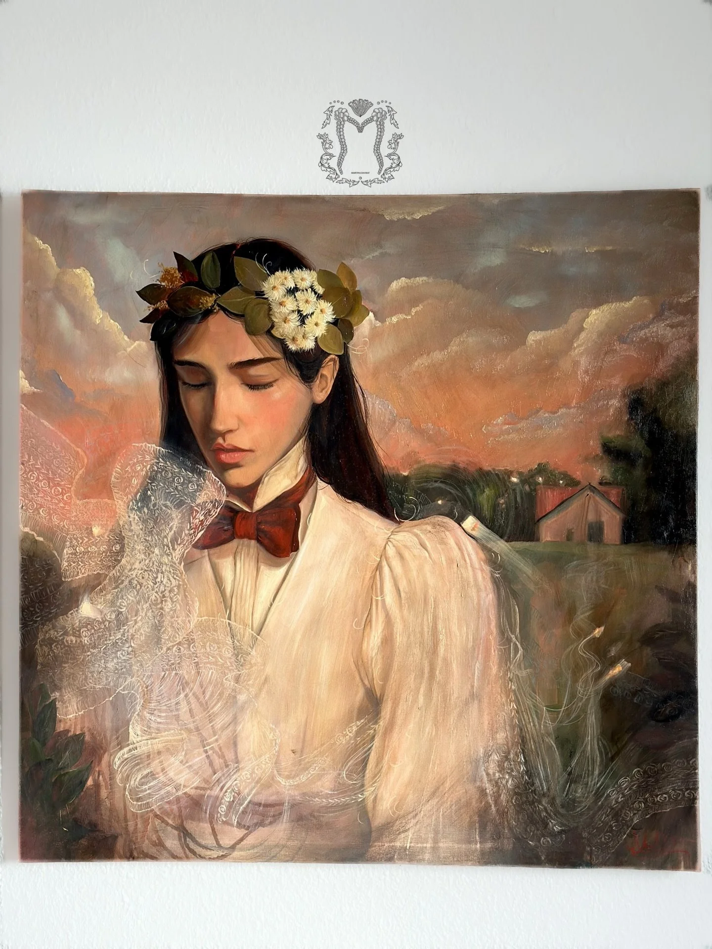 La casa en silencio 
80 x 80 cm 
&Oacute;leo sobre lienzo 

Es 🇪🇸Esta obra surge de un momento de ruptura y tr&aacute;nsito personal. La figura encarna la mezcla de duelo y alivio que acompa&ntilde;a la decisi&oacute;n de dejar un hogar para buscar
